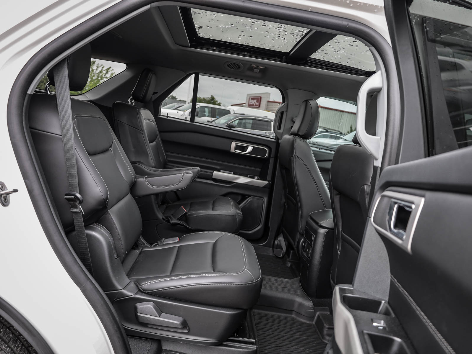 2023 Ford Explorer XLT 4WD - Thumbnail 26