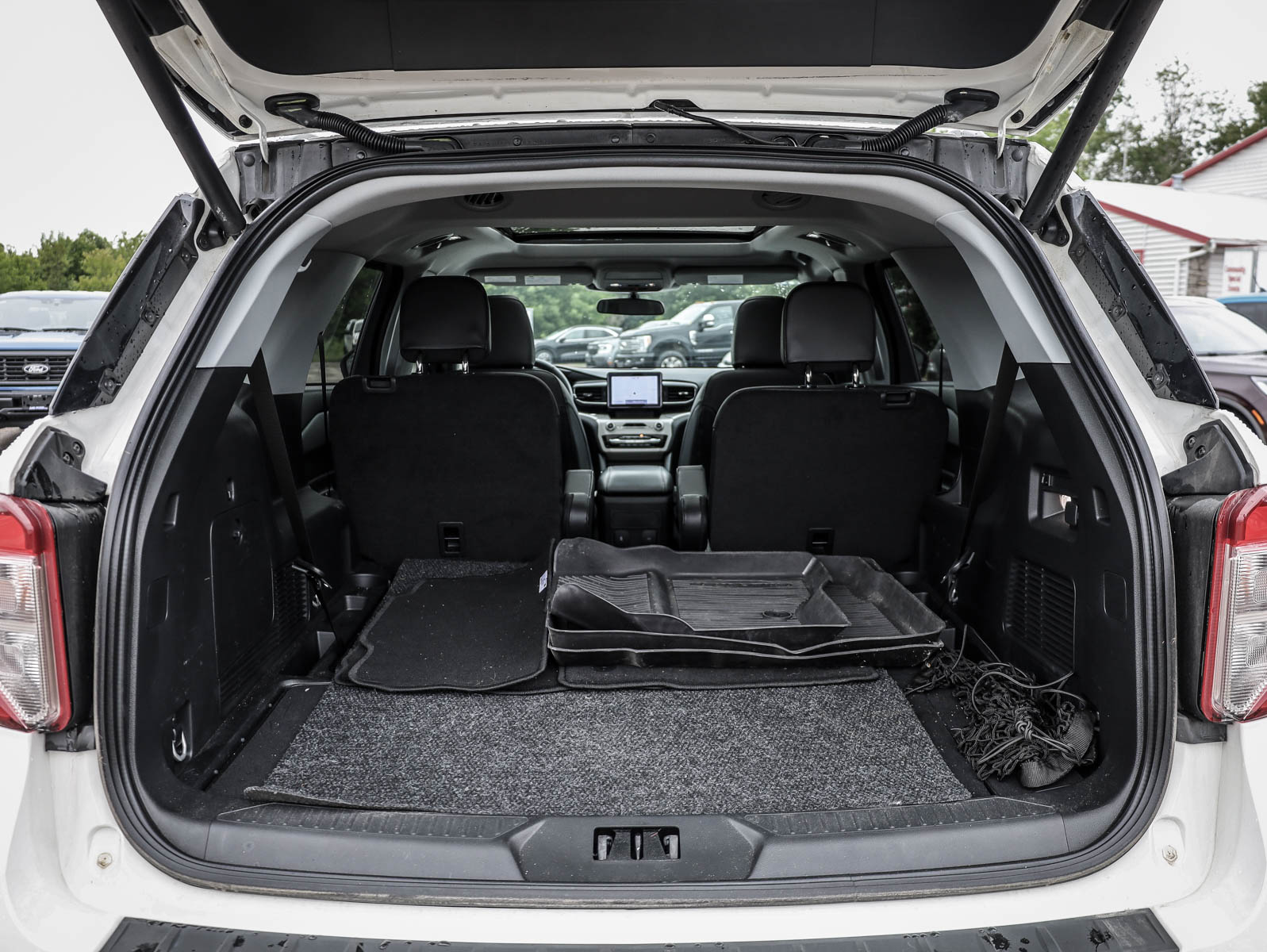 2023 Ford Explorer XLT 4WD - Thumbnail 27