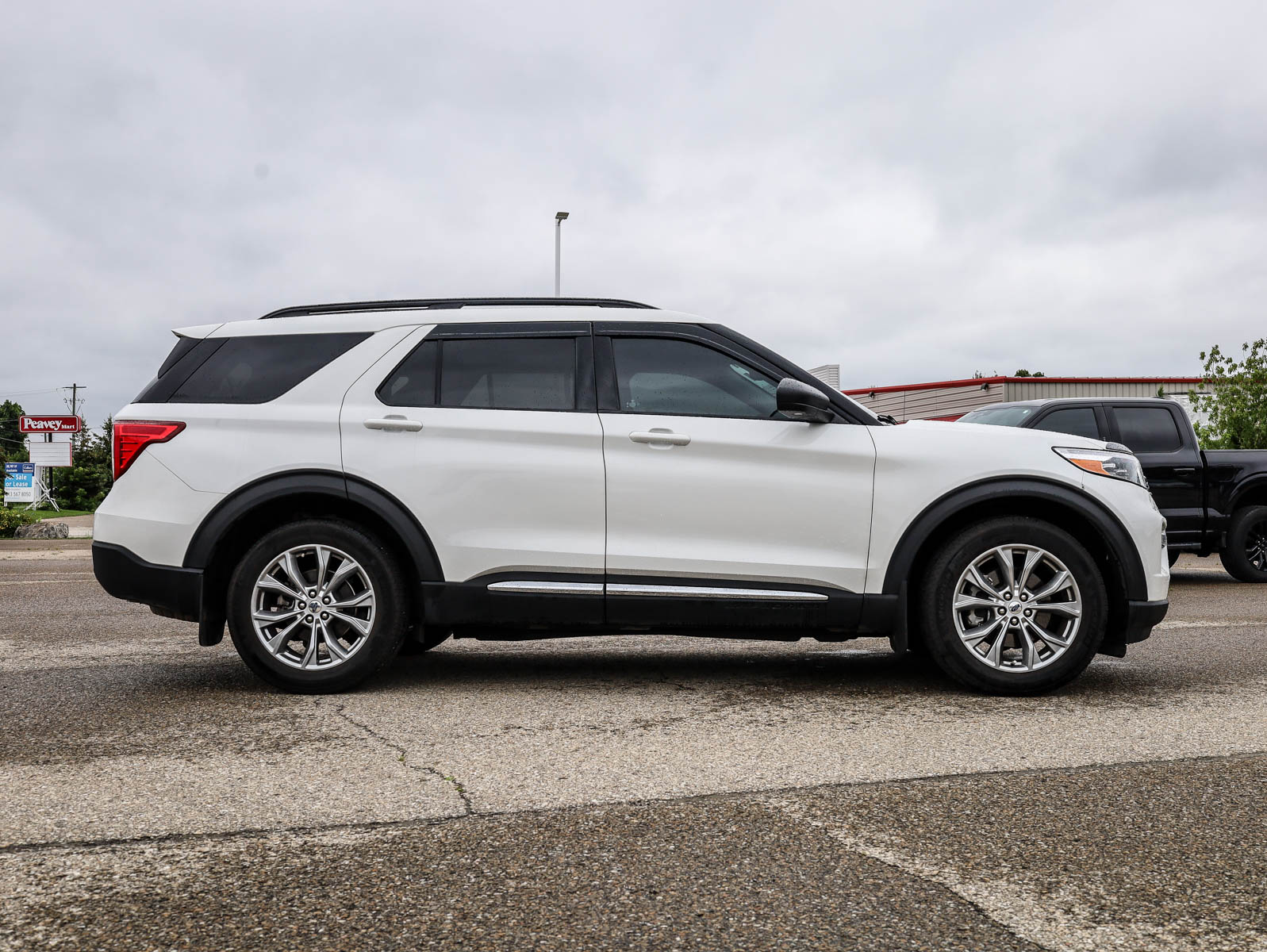 2023 Ford Explorer XLT 4WD - Thumbnail 3