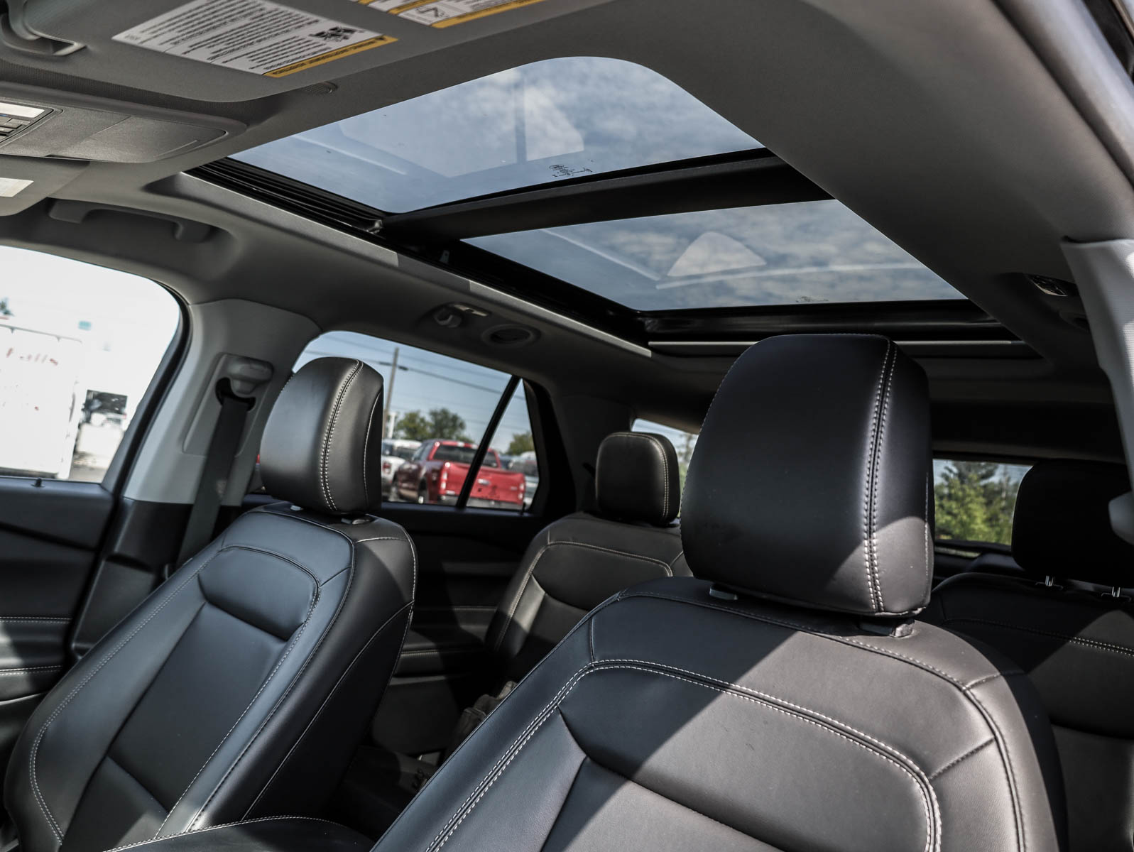 2023 Ford Explorer XLT 4WD - Thumbnail 11