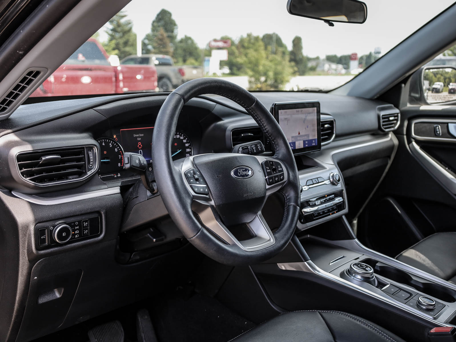 2023 Ford Explorer XLT 4WD - Thumbnail 12