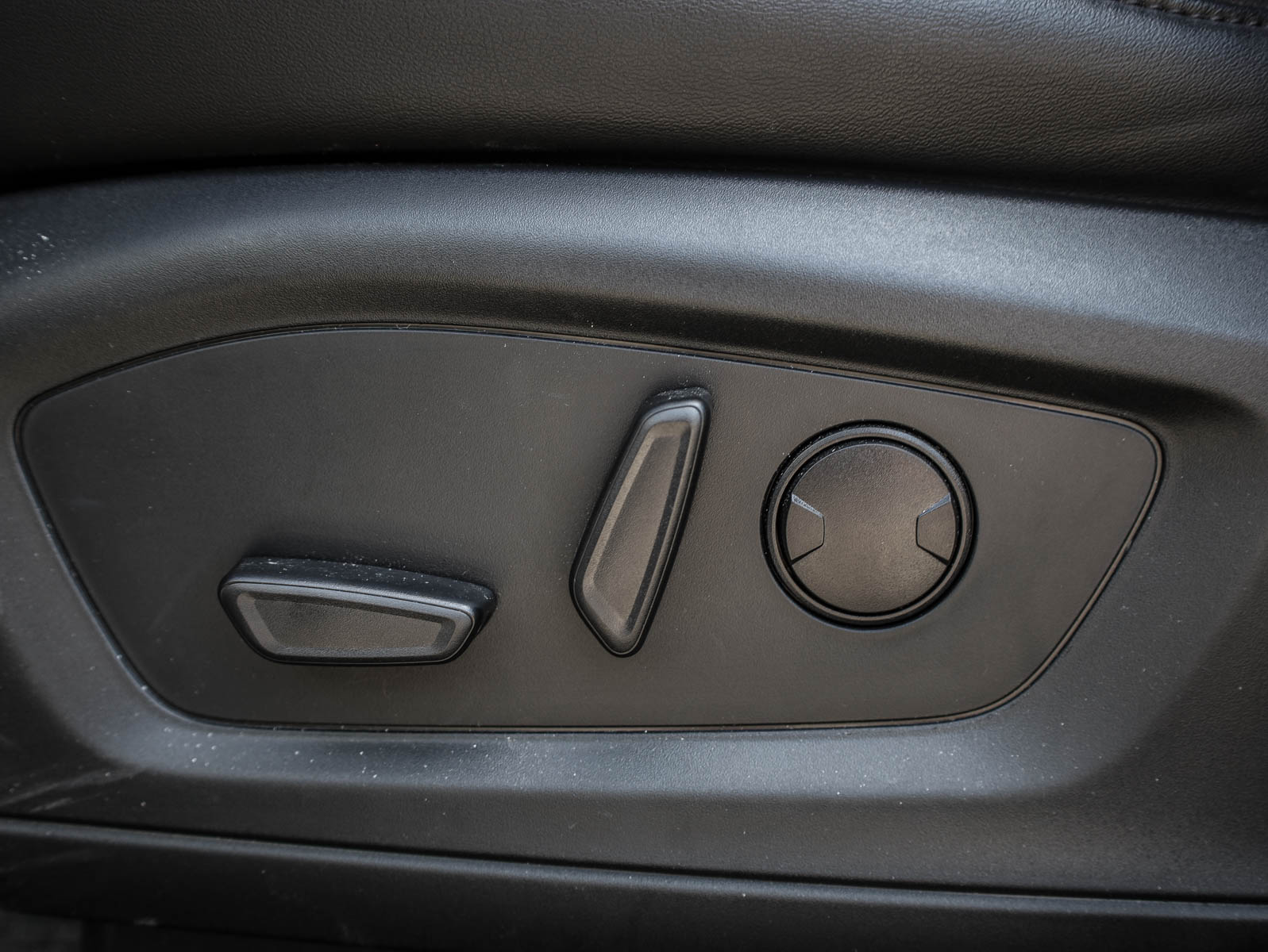 2023 Ford Explorer XLT 4WD - Thumbnail 14