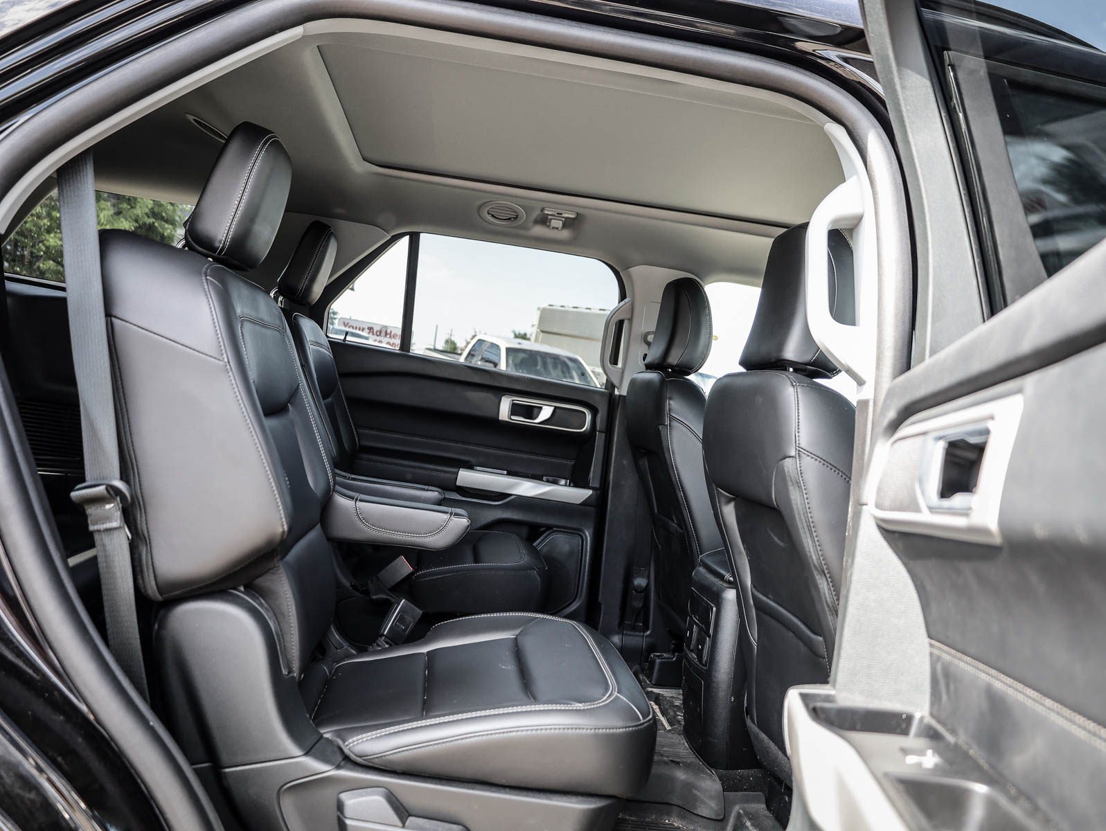 2023 Ford Explorer XLT 4WD - Thumbnail 28