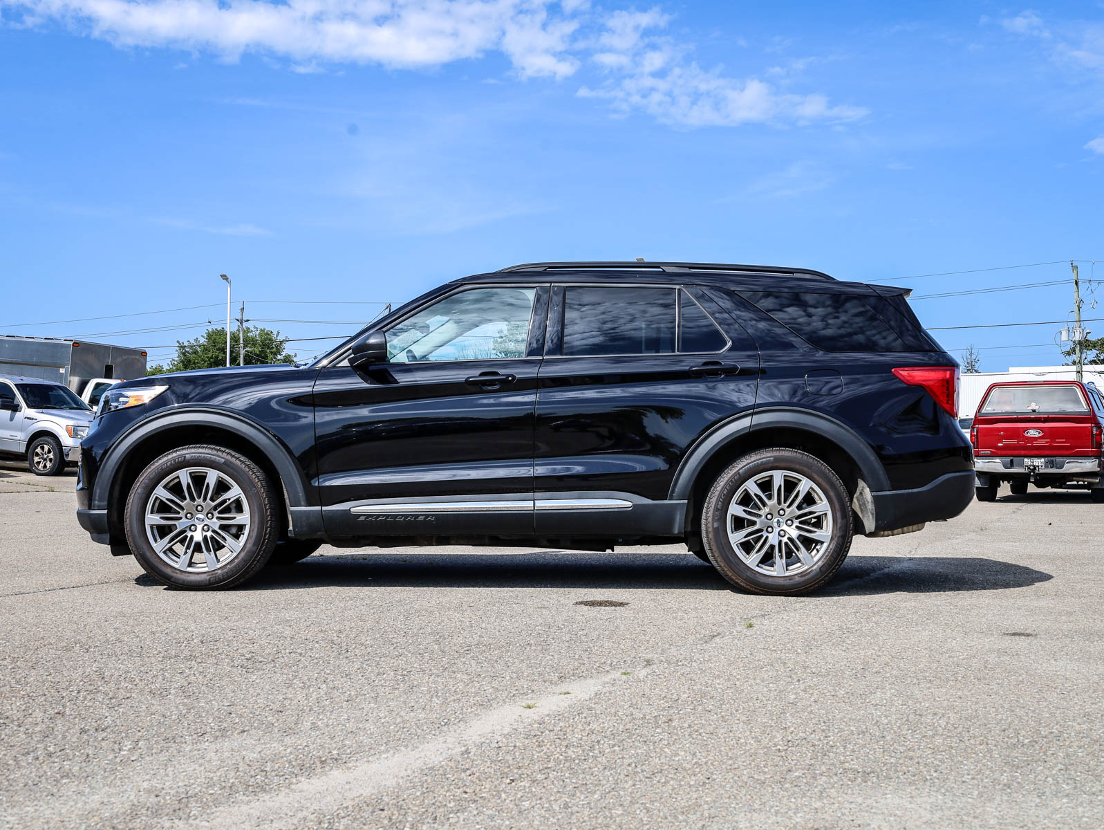 2023 Ford Explorer XLT 4WD - Thumbnail 5