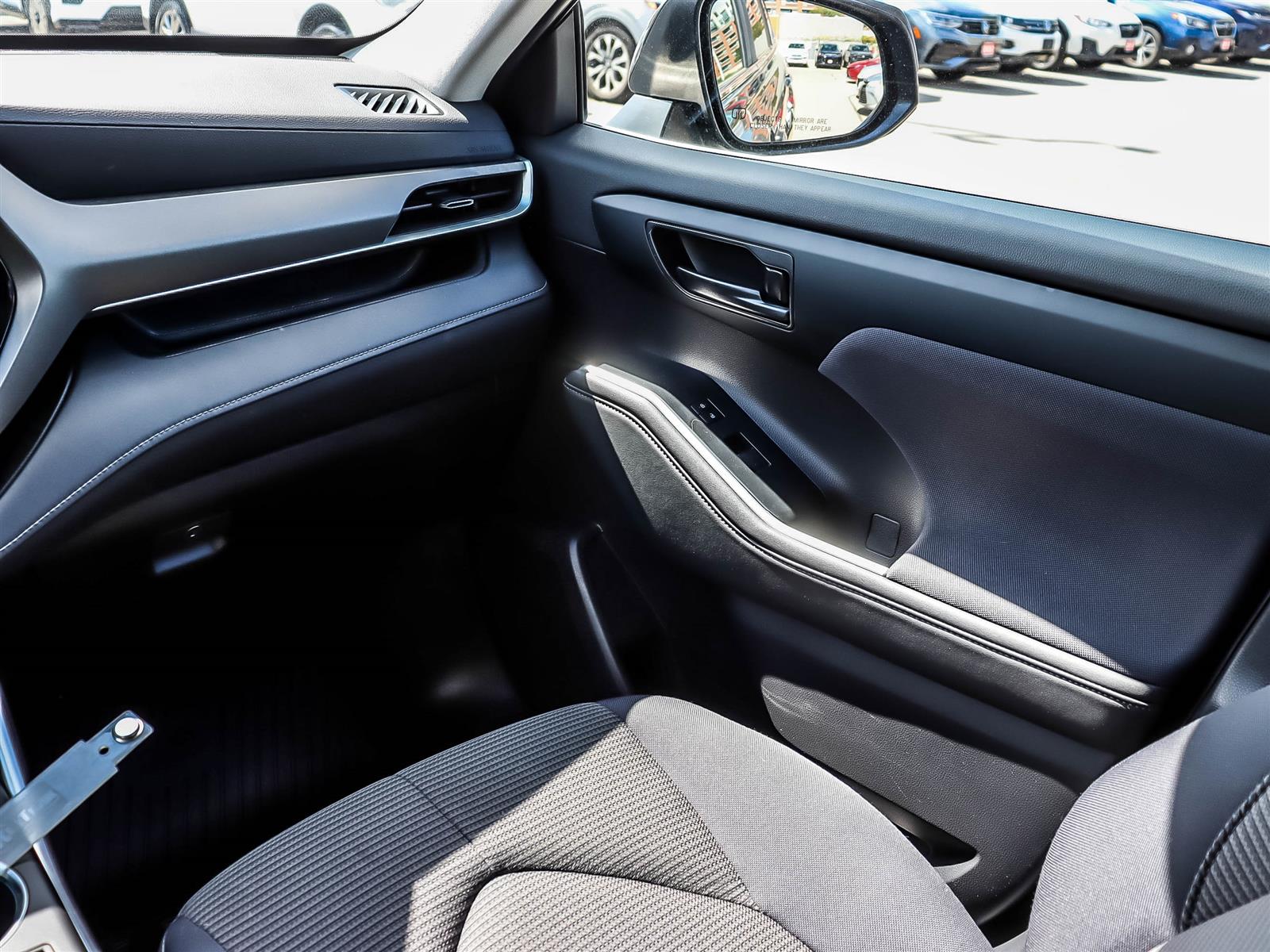 2023 Toyota Highlander LE - Thumbnail 12