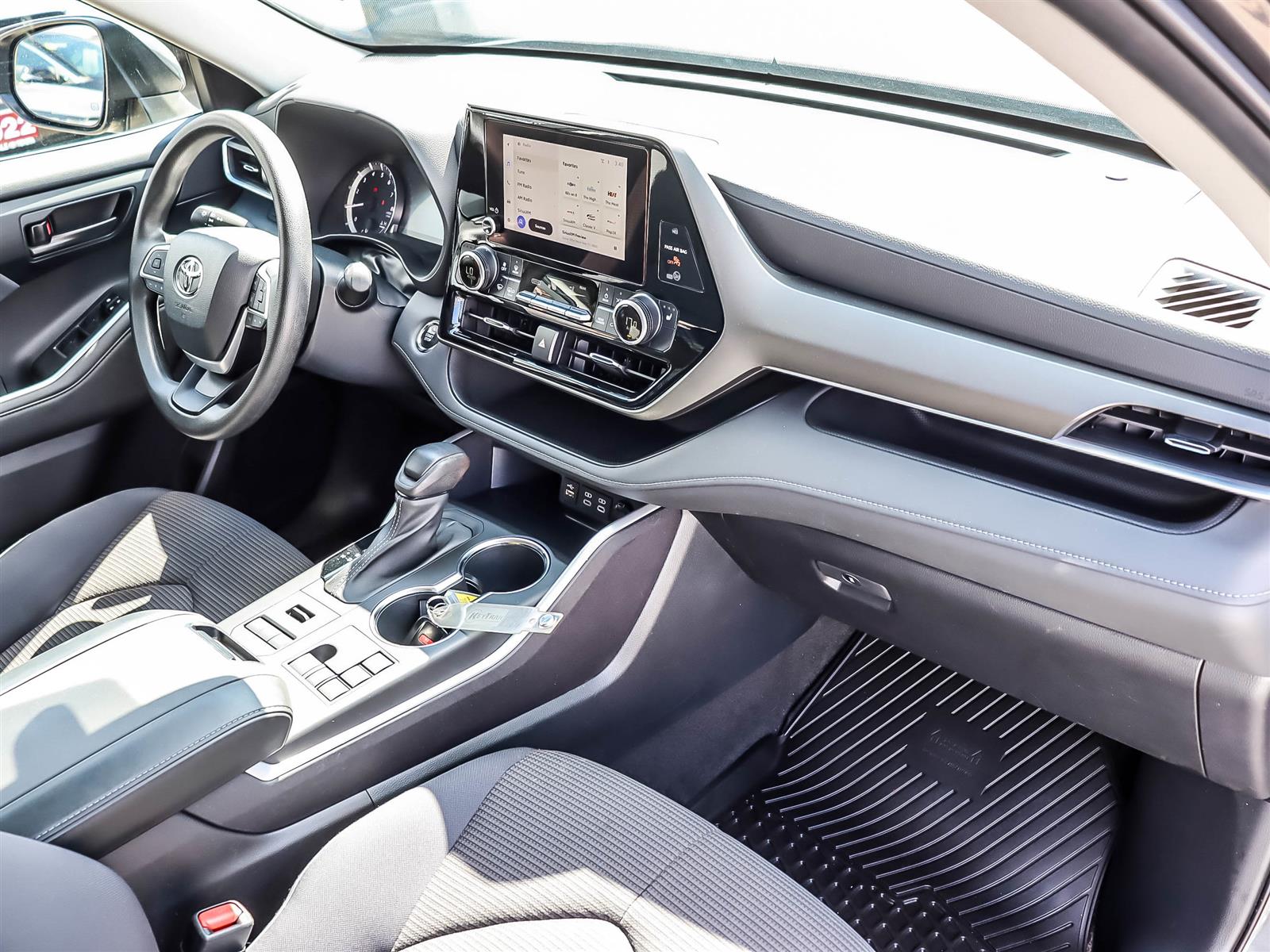 2023 Toyota Highlander LE - Thumbnail 14
