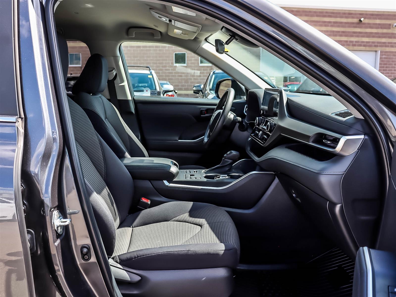 2023 Toyota Highlander LE - Thumbnail 15