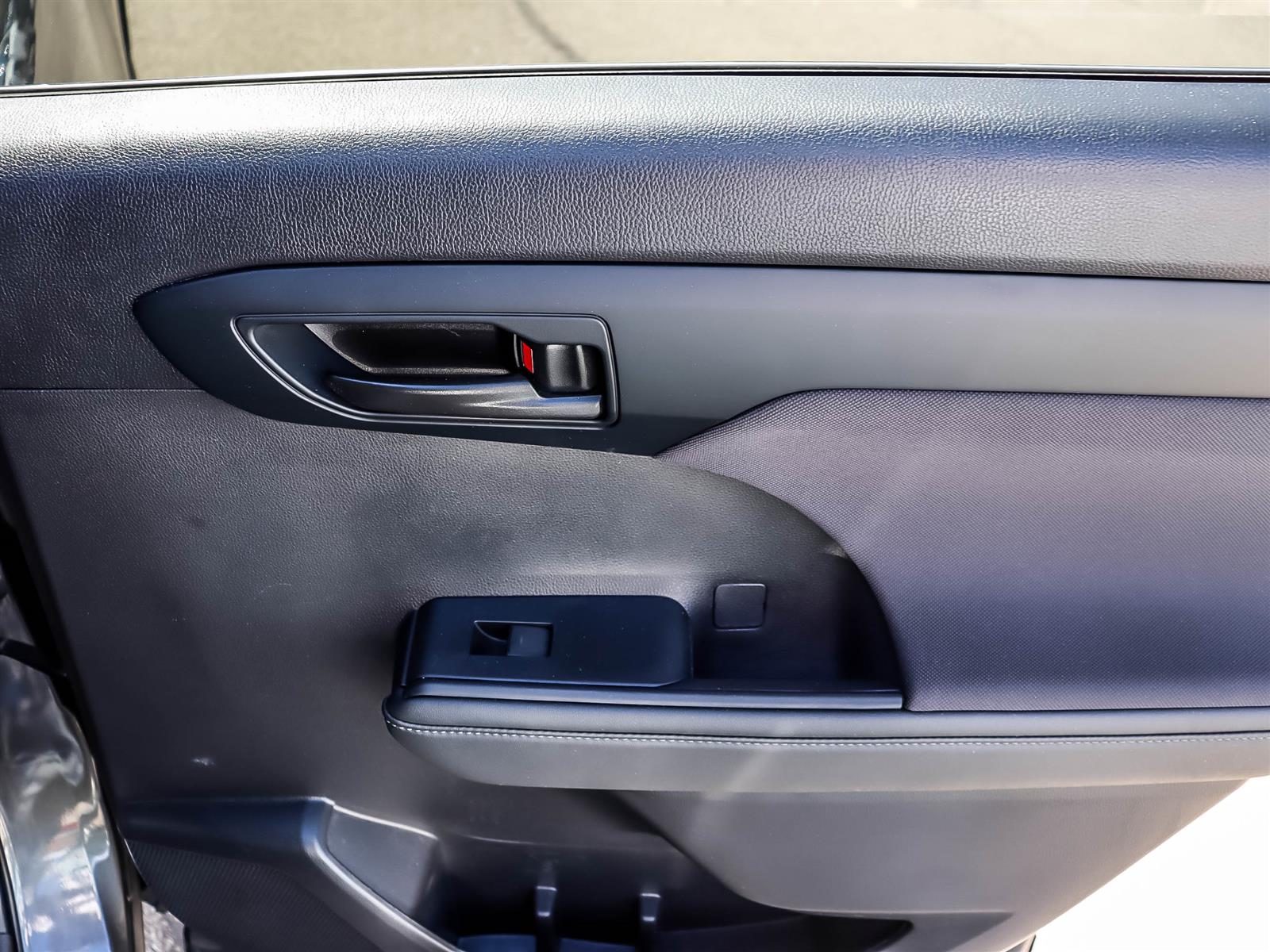 2023 Toyota Highlander LE - Thumbnail 16