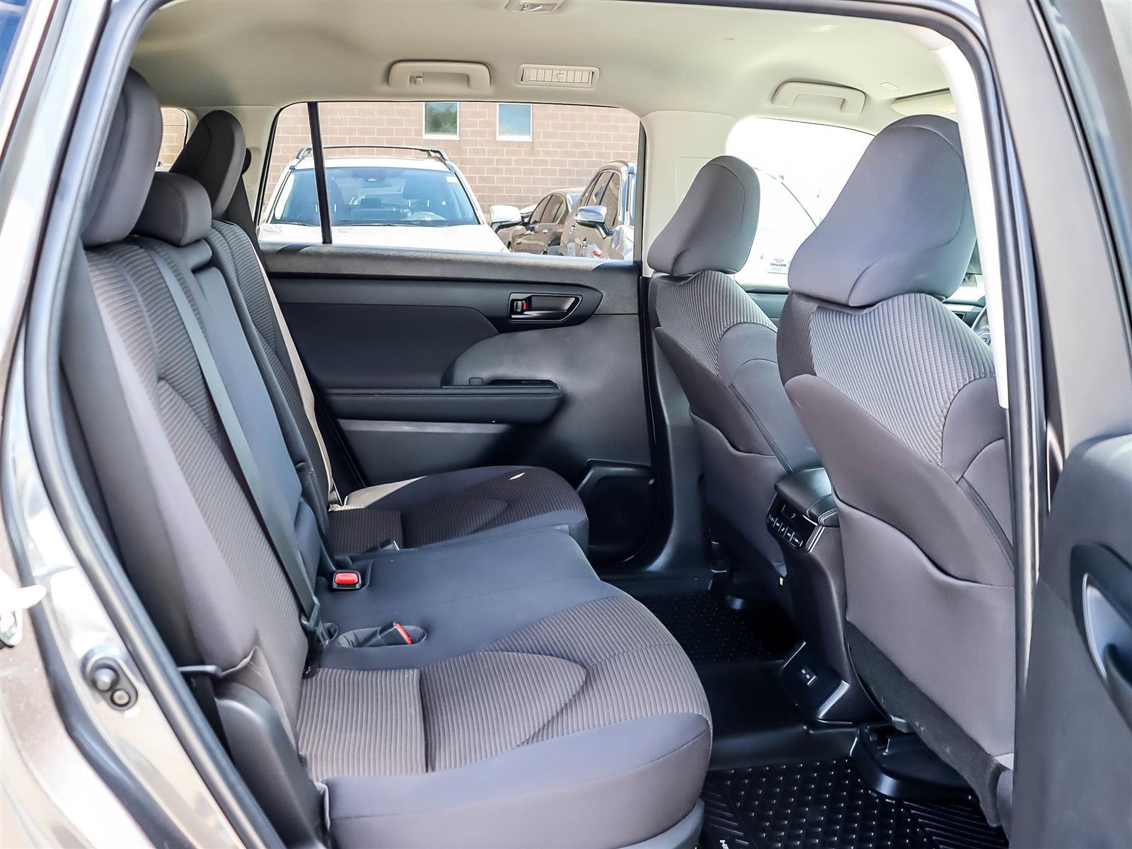 2023 Toyota Highlander LE - Thumbnail 17