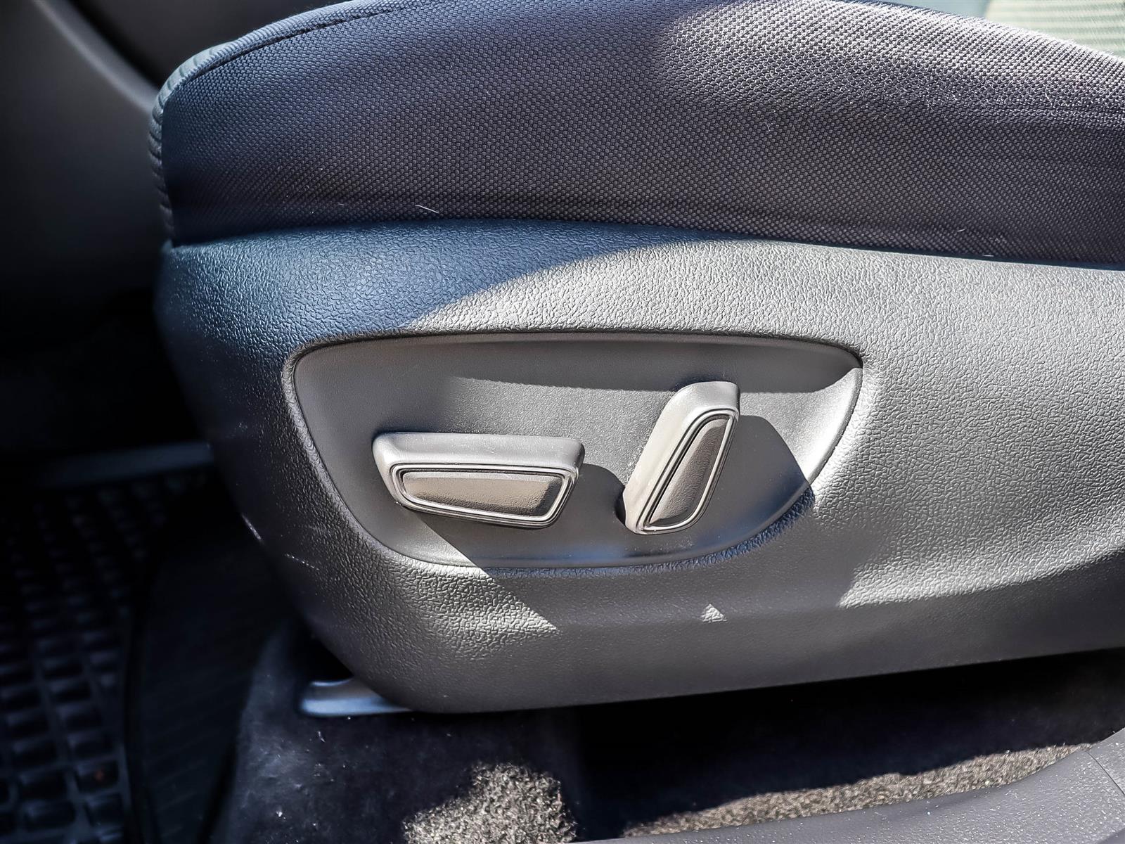2023 Toyota Highlander LE - Thumbnail 23