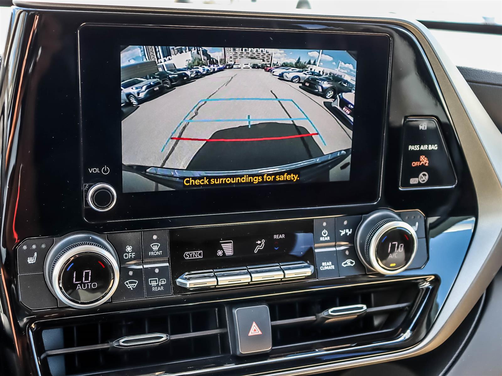 2023 Toyota Highlander LE - Thumbnail 24