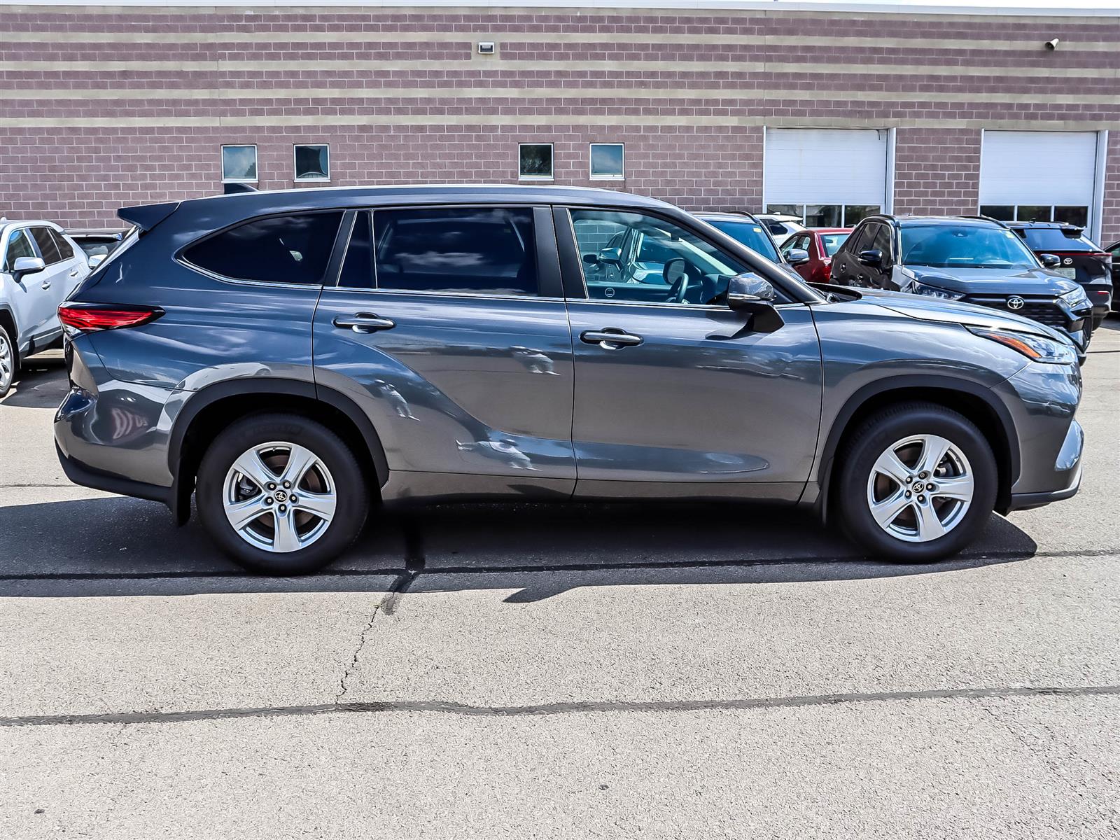 2023 Toyota Highlander LE - Thumbnail 3