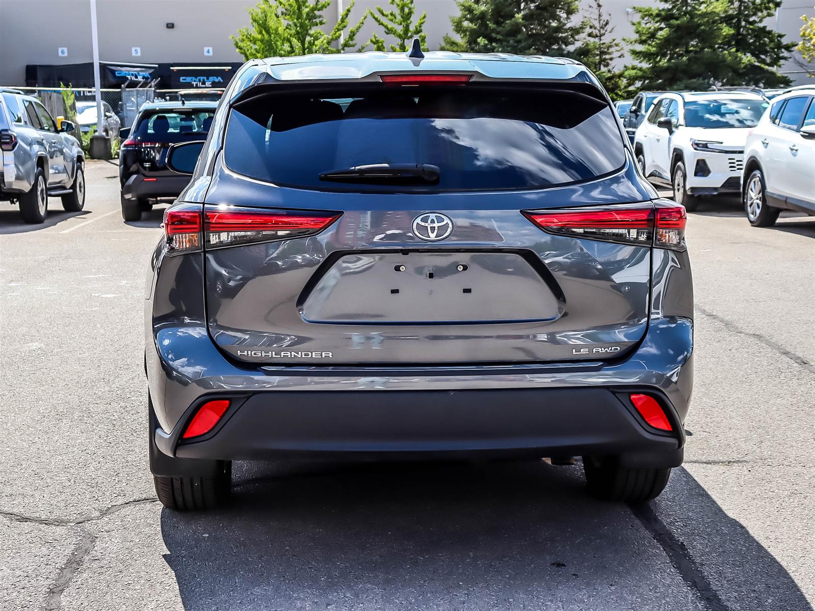 2023 Toyota Highlander LE - Thumbnail 4