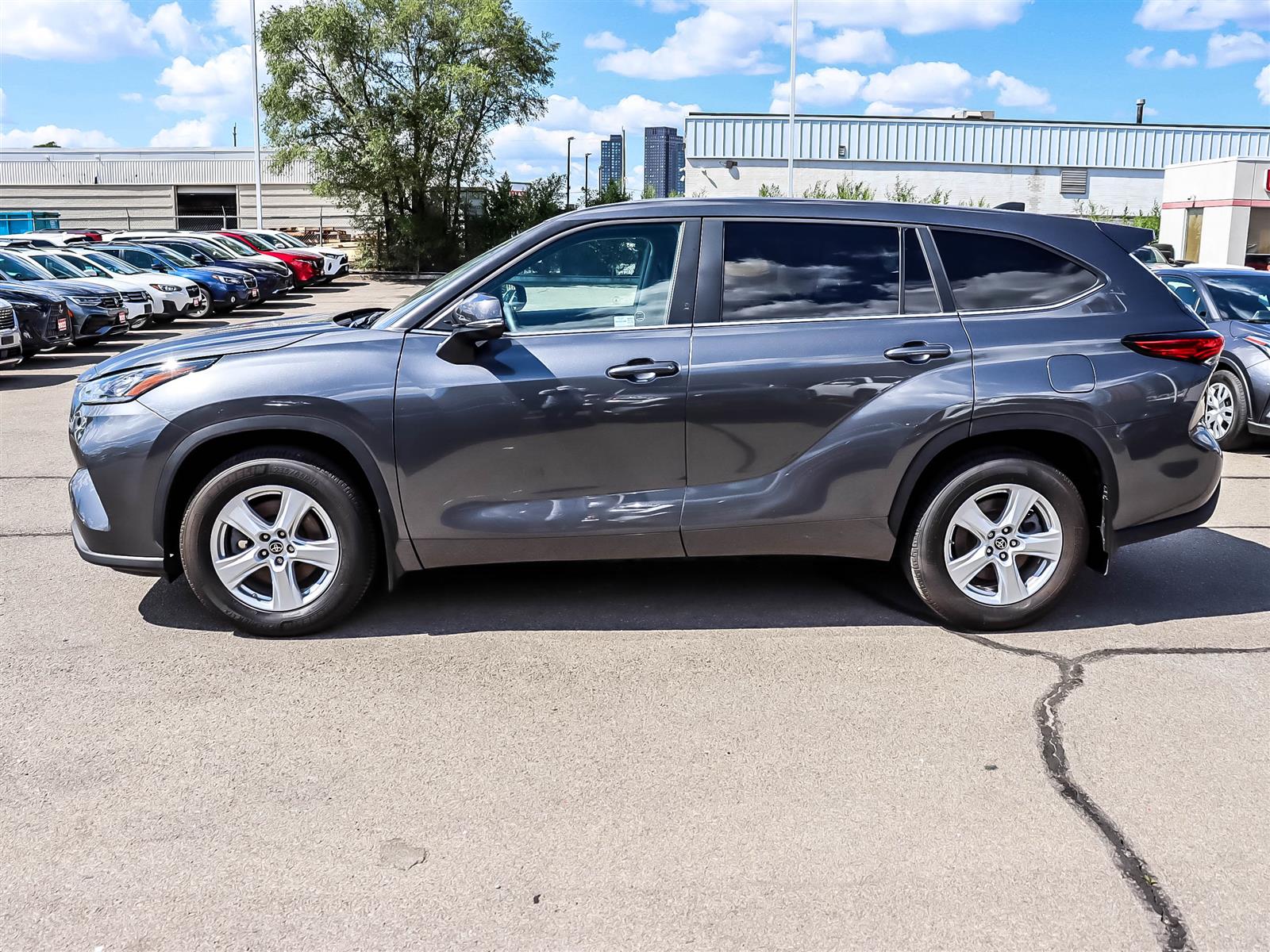 2023 Toyota Highlander LE - Thumbnail 5