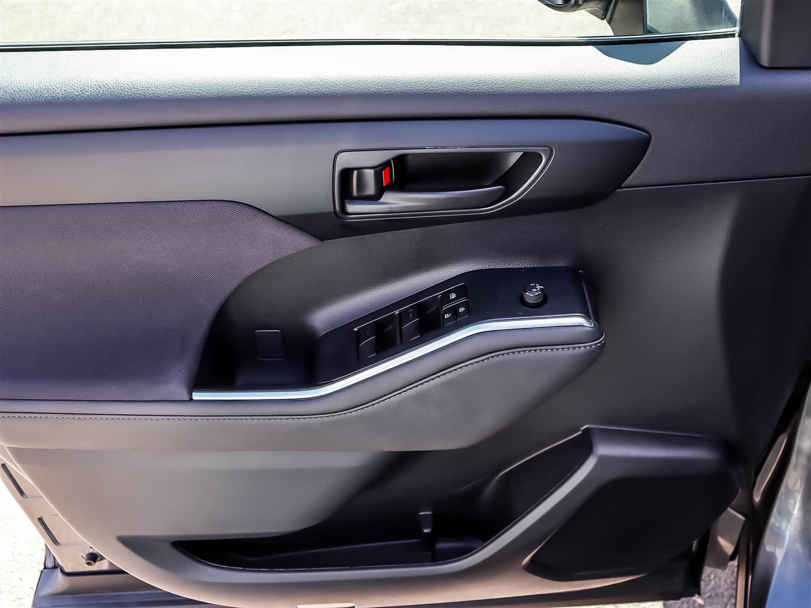 2023 Toyota Highlander LE - Thumbnail 6