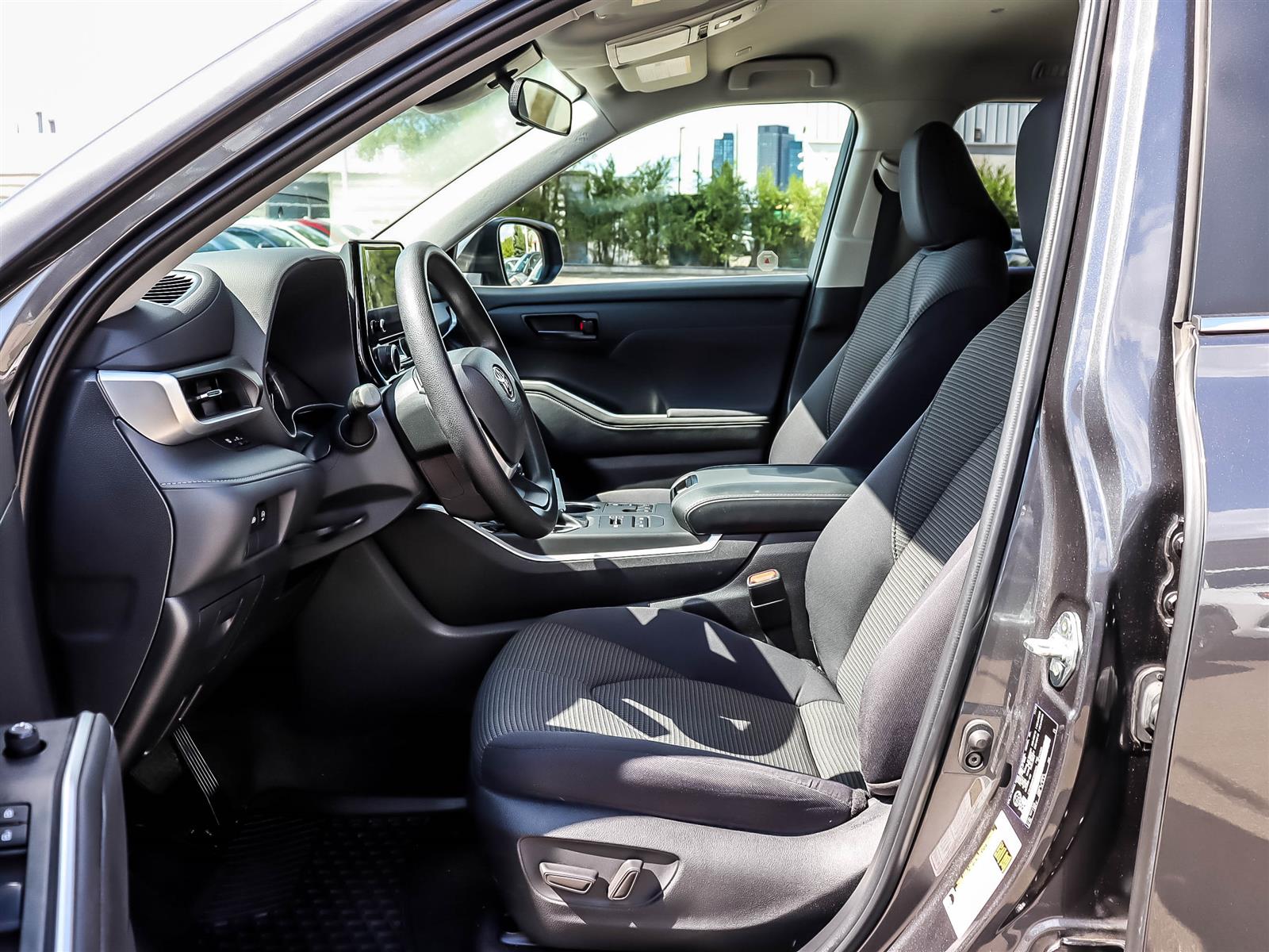 2023 Toyota Highlander LE - Thumbnail 8
