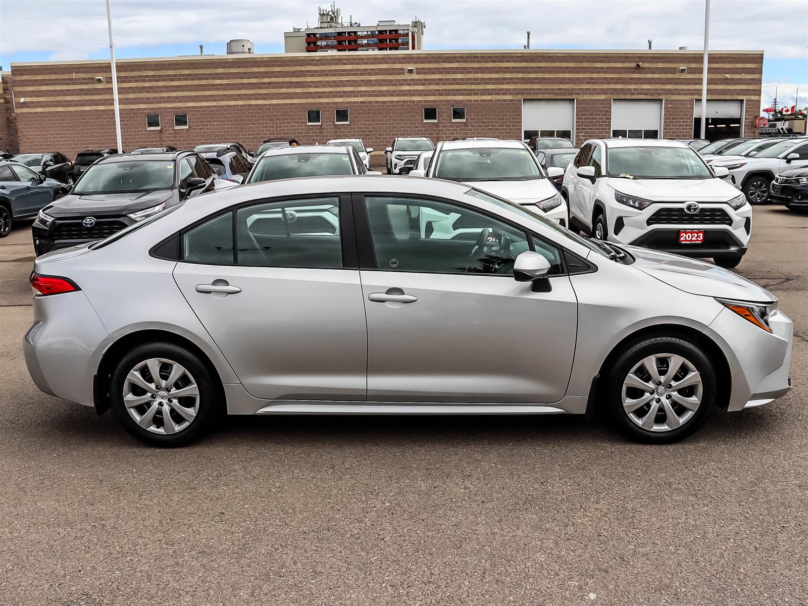 2025 Toyota Corolla LE - Thumbnail 3