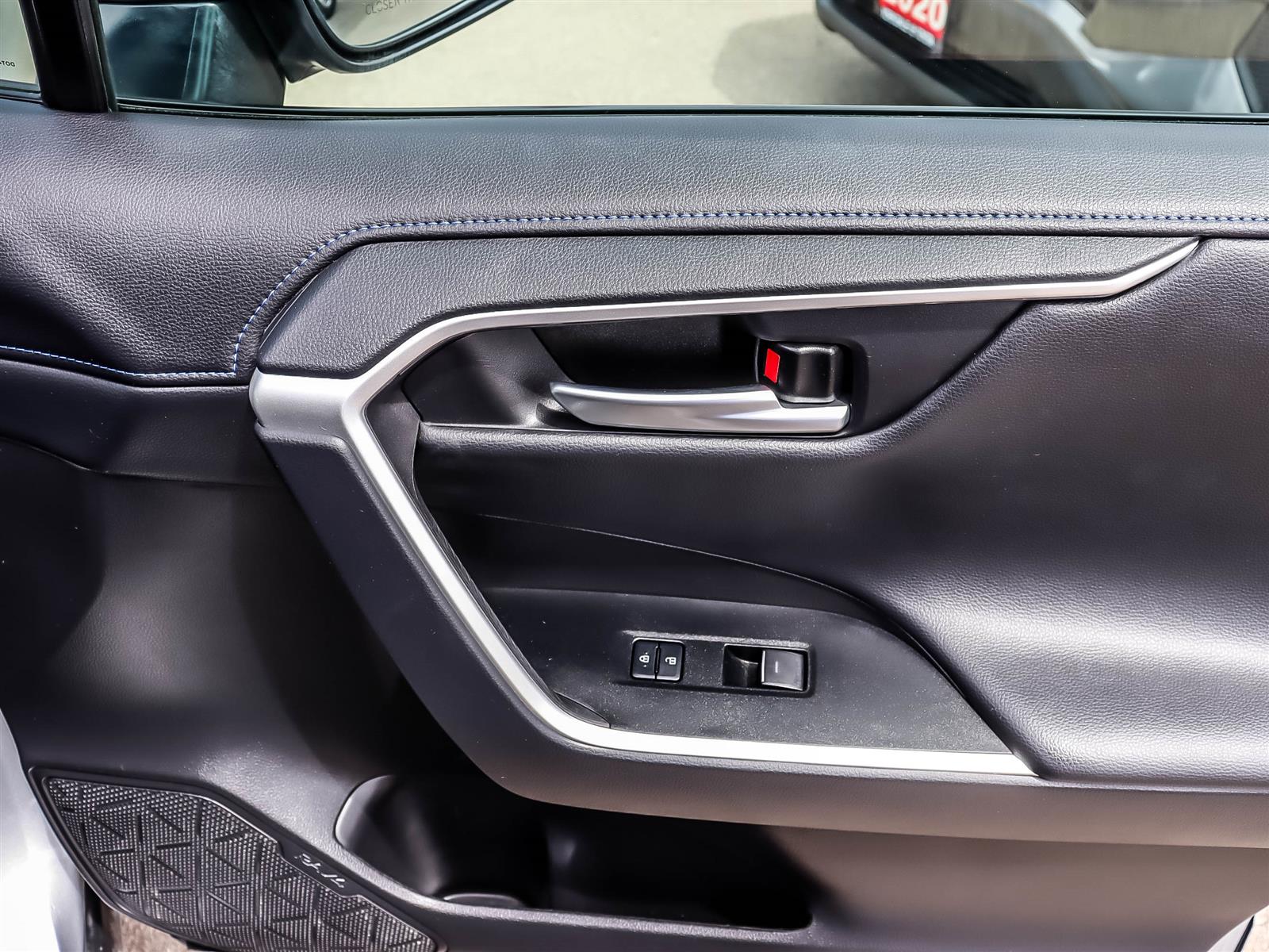 2025 Toyota RAV4 Hybrid XSE - Thumbnail 13