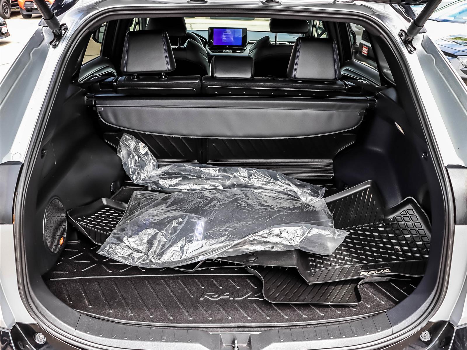 2025 Toyota RAV4 Hybrid XSE - Thumbnail 17