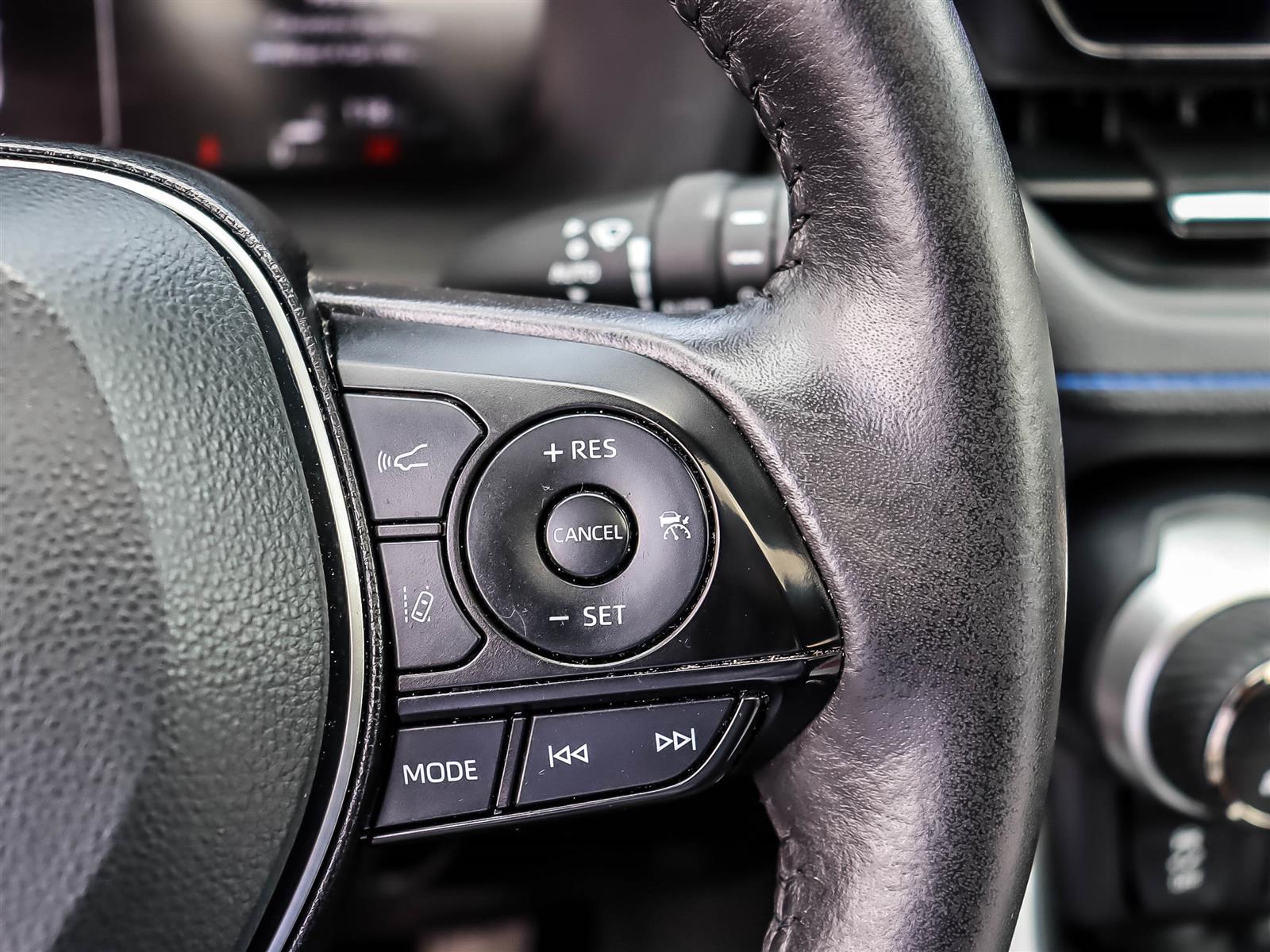 2025 Toyota RAV4 Hybrid XSE - Thumbnail 31