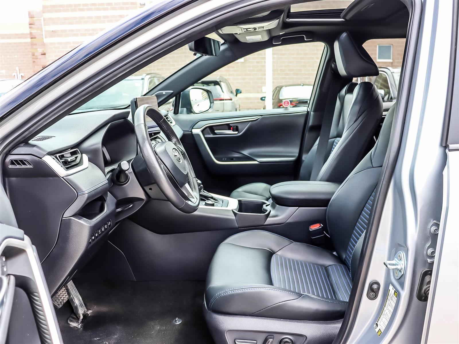 2025 Toyota RAV4 Hybrid XSE - Thumbnail 8