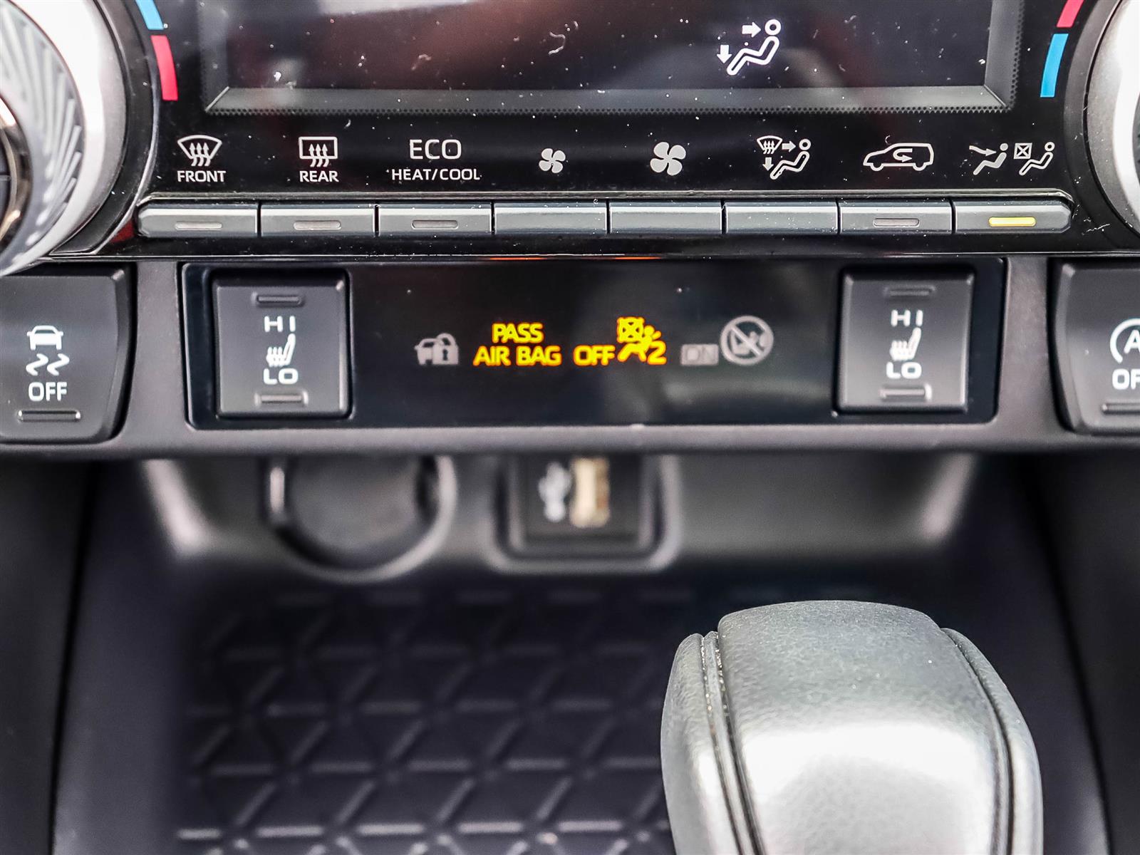 2025 Toyota RAV4 XLE - Thumbnail 29
