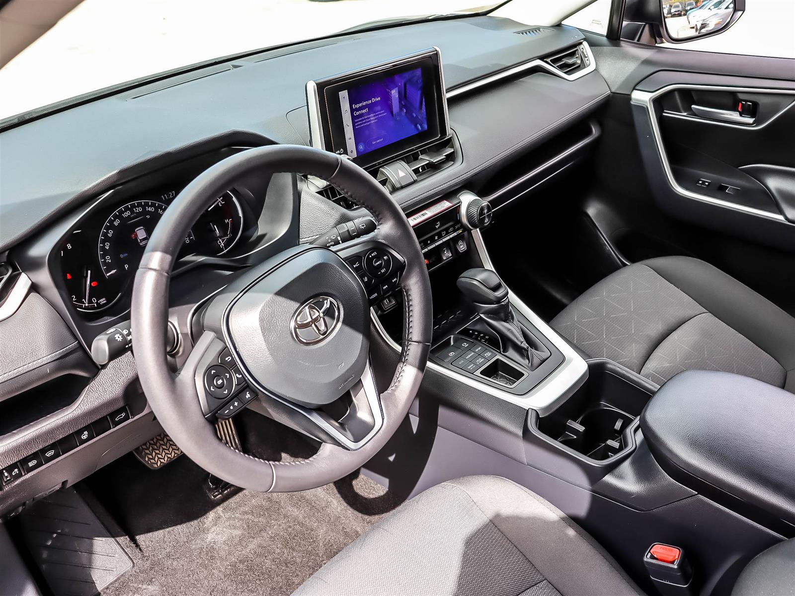 2025 Toyota RAV4 XLE - Thumbnail 7