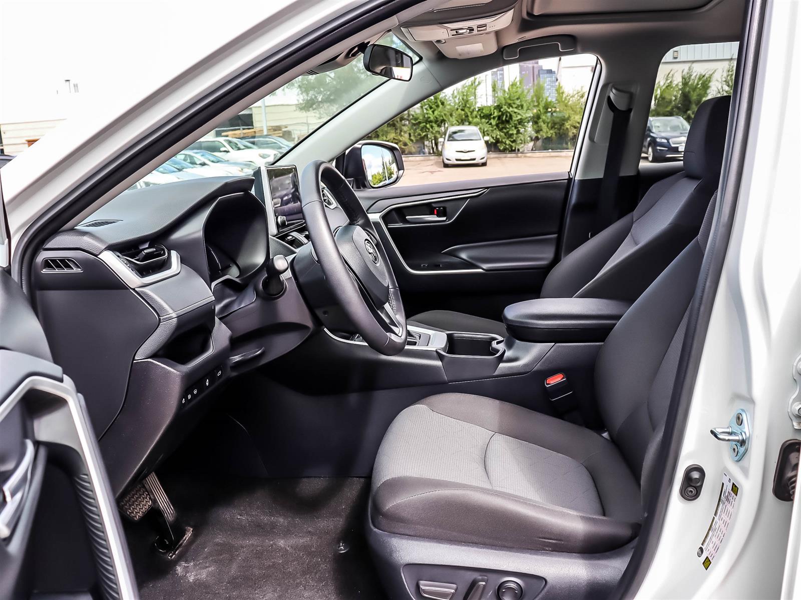 2025 Toyota RAV4 XLE - Thumbnail 8