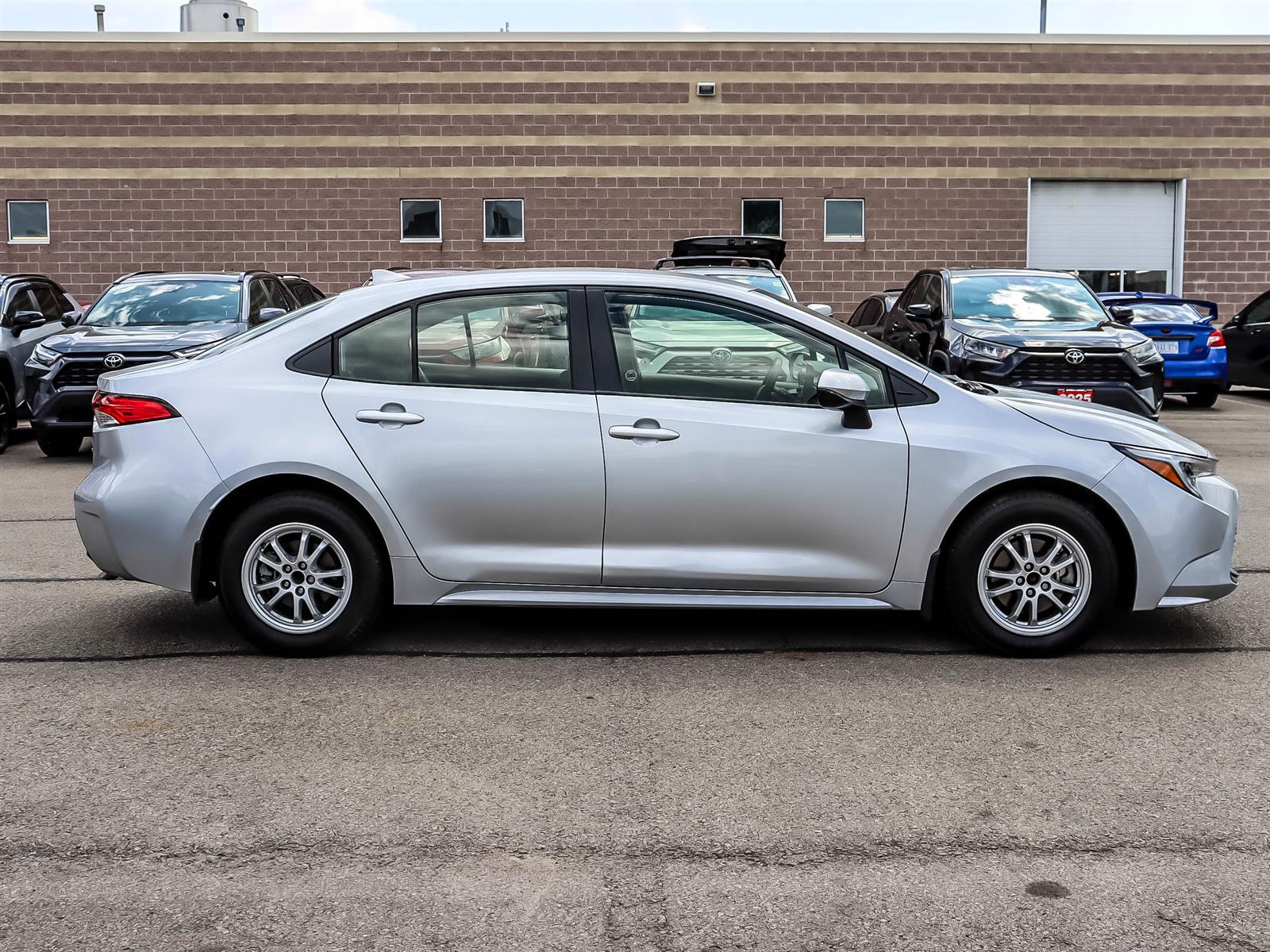 2025 Toyota Corolla Hybrid LE - Thumbnail 3