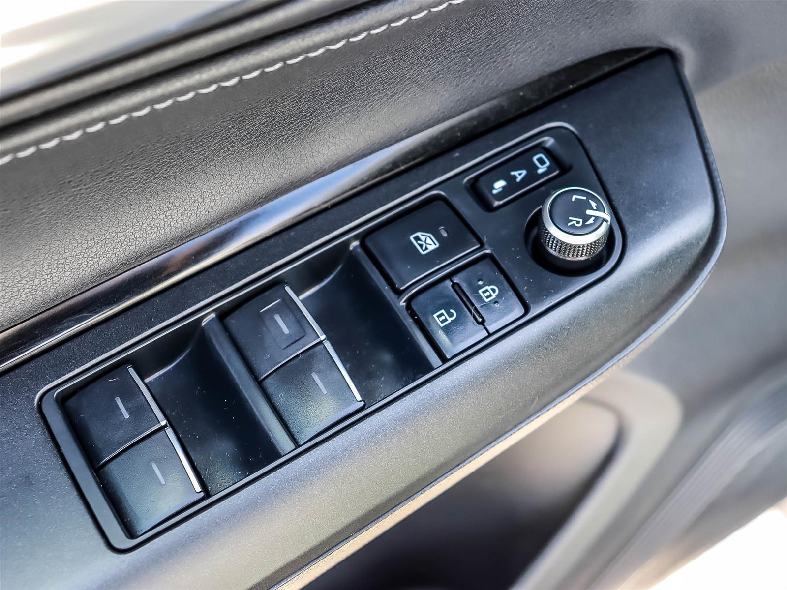 2022 Toyota Venza LE - Thumbnail 25