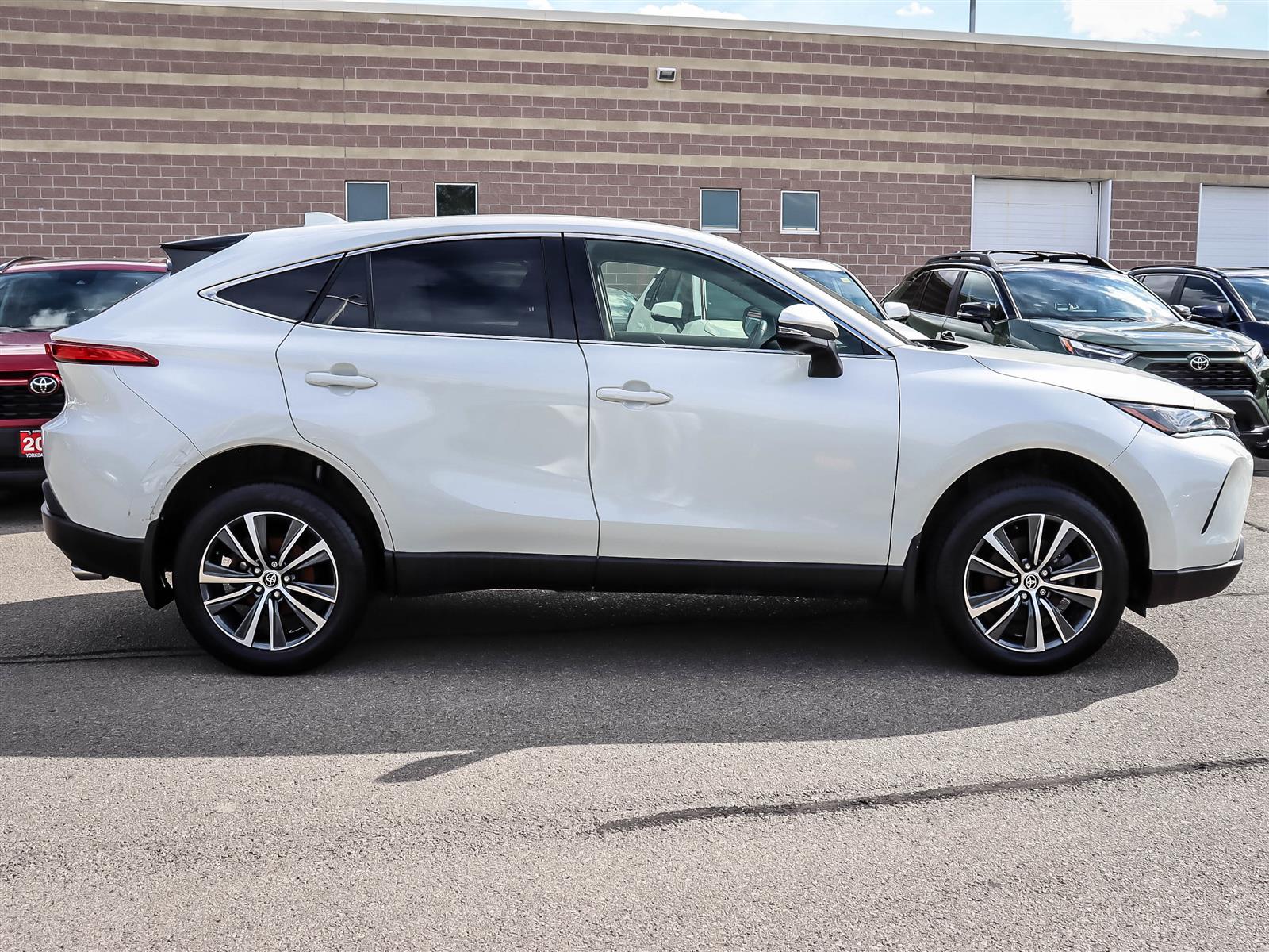 2022 Toyota Venza LE - Thumbnail 3