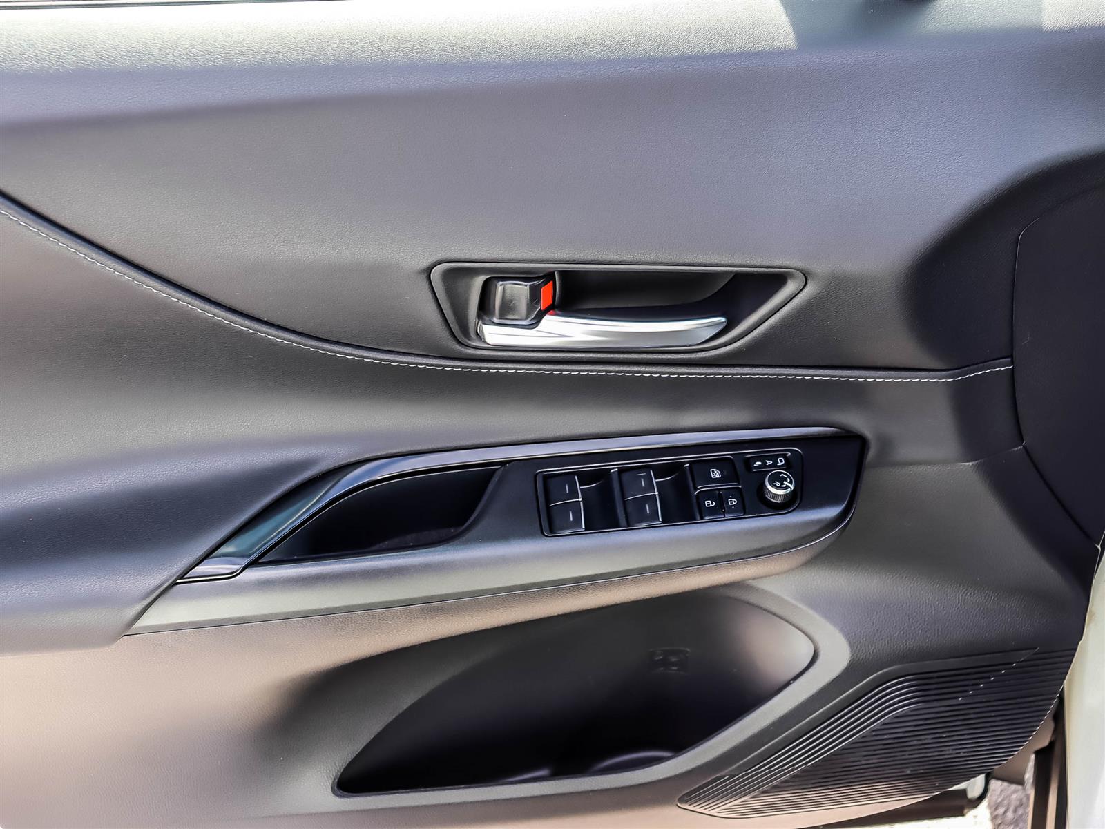2022 Toyota Venza LE - Thumbnail 6