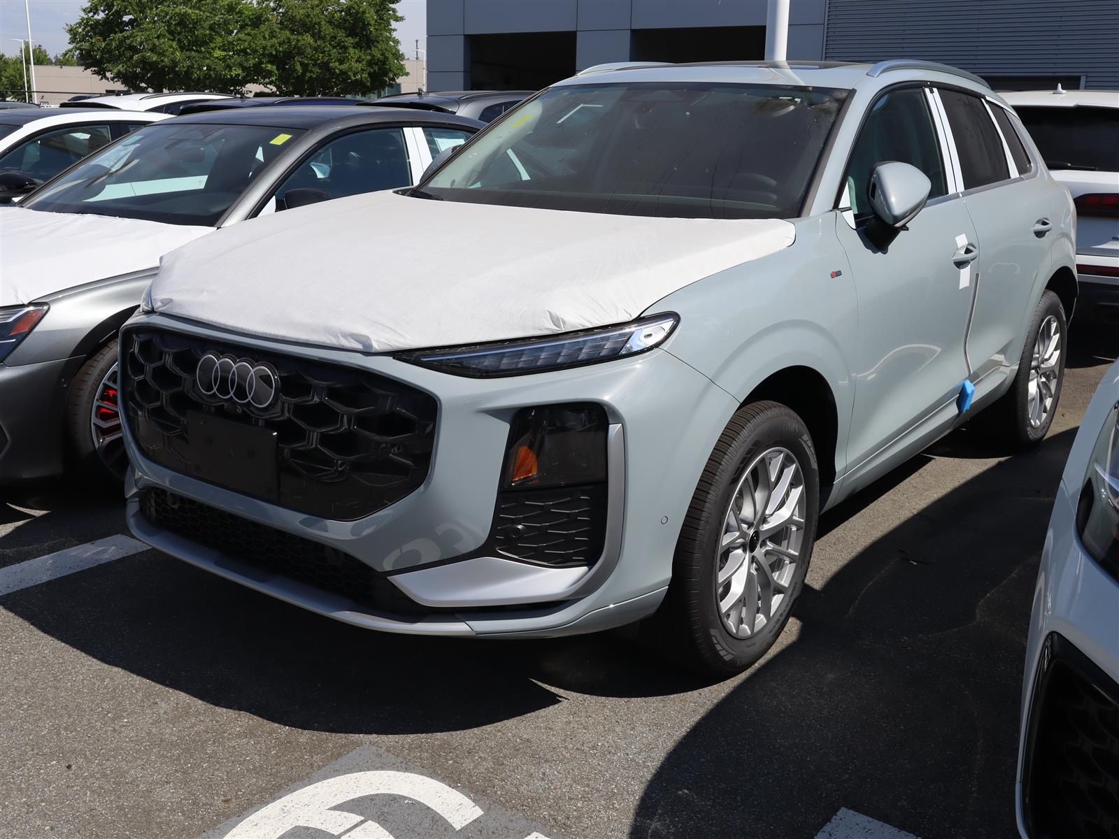 Gray (Arrow Grey Pearl Effect) 2026 Audi Q3 SUV / Crossover Automatic