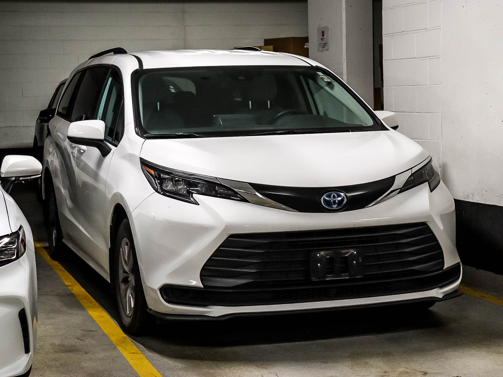2024 Toyota Sienna LE 8-Passenger AWD - Main View